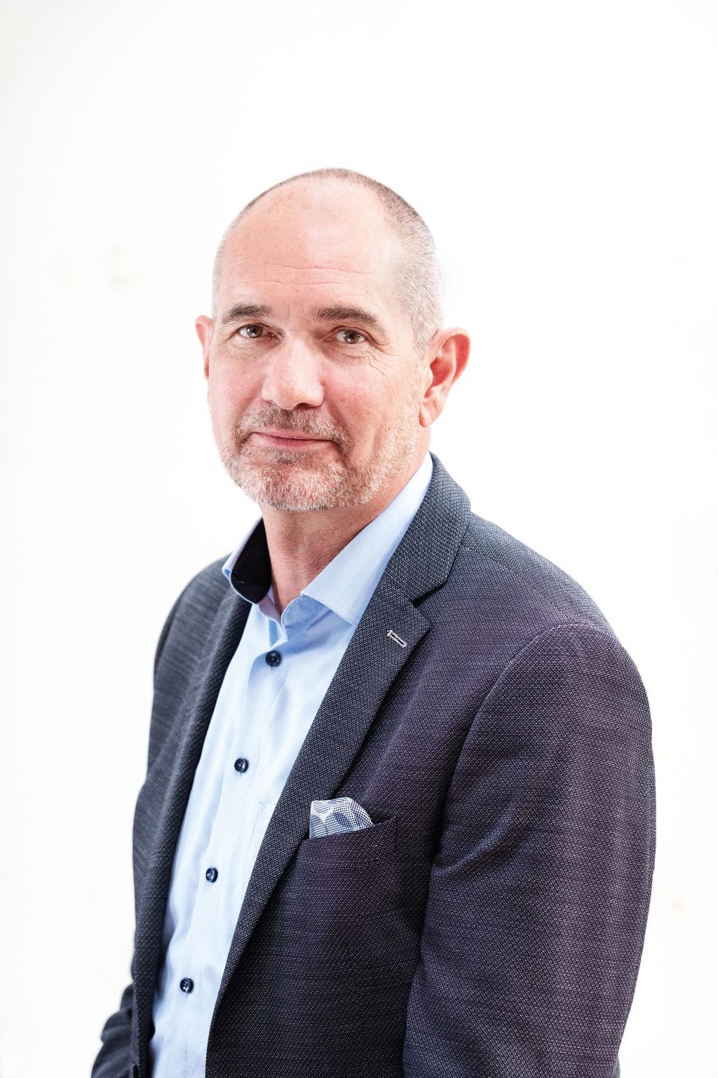 Et eftersyn af Begravelsesloven er uundgåeligt. Branchedirektør Tomas Legarth fra Danske Bedemænd mener, at reglerne må følge den måde, danskerne tager afsked på i dag.