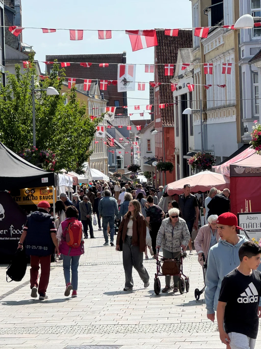 Mellem forestillingerne fortsætter sommeren i Sønderborgs gader.