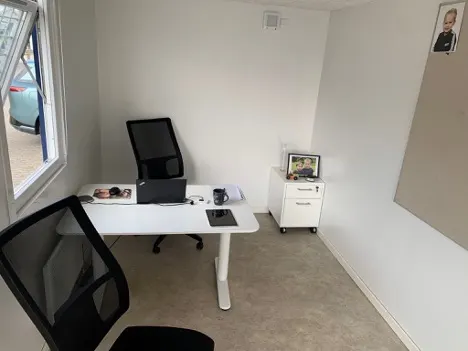 Skurvognen hvor Rasmus og holdet arbejdede mens den første XPENG-lokation på Fulgsang Allé blev bygget færdigt.