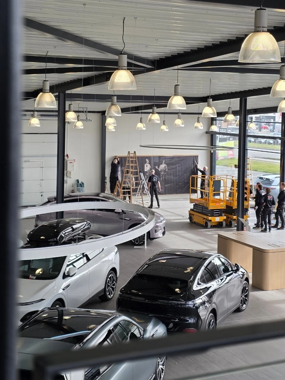 Den nye butik er næsten færdig og nu går personalet og pudser om detaljerne inden åbningsweekenden d. 10-13 april.