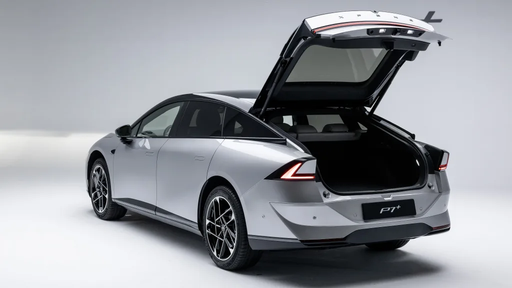 XPENG P7+ set skråt bagfra 