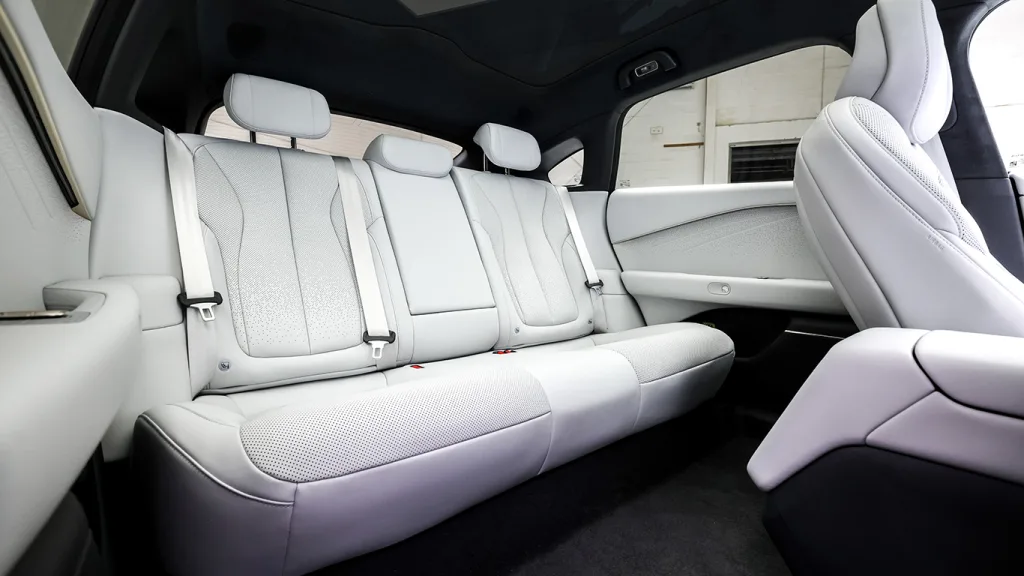 XPENG P7+ bagsæde med lyst interiør