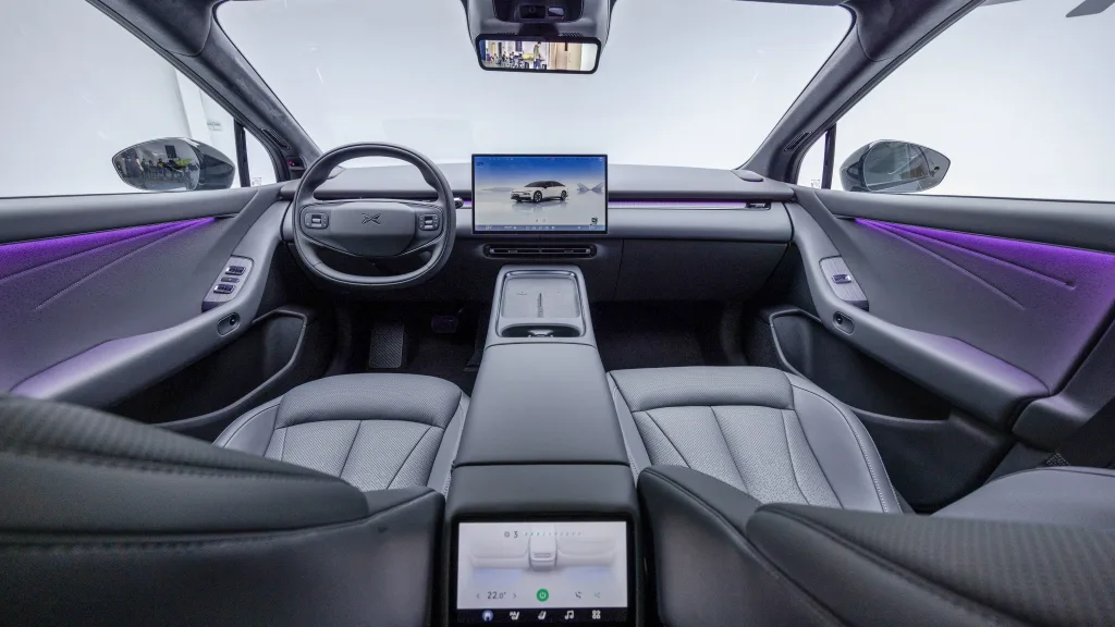 XPENG P7+ interiør i mørkegrå