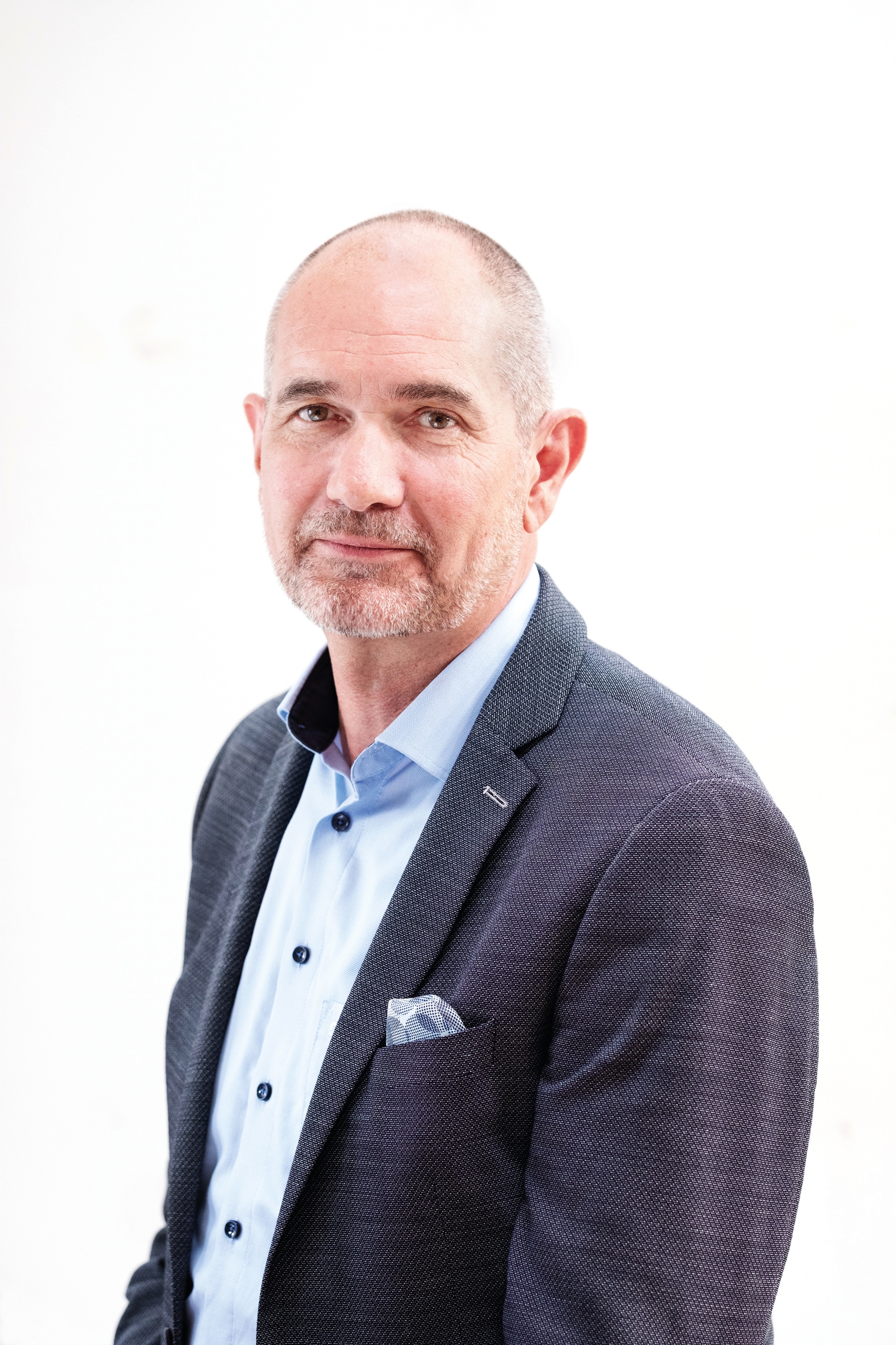 Branchedirektør Tomas Legarth fra Danske Bedemænd er i arbejdstøjet for at få politikerne til at forstå behovet for overblik over kølekapacitet til afdøde.