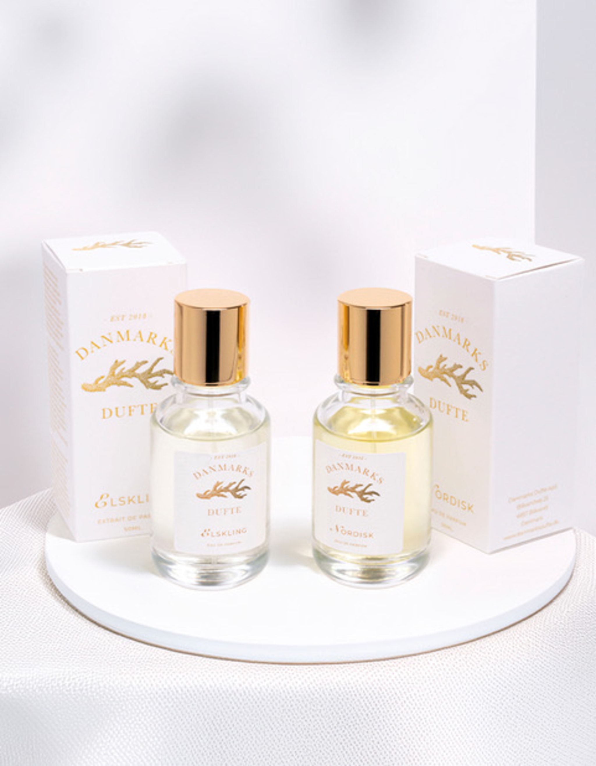 Nordisk og Elskling er Danmarks Duftes første Eau de Parfum/Extrait de Parfum. To vidt forskellige stemninger samlet i hver sin flakon.