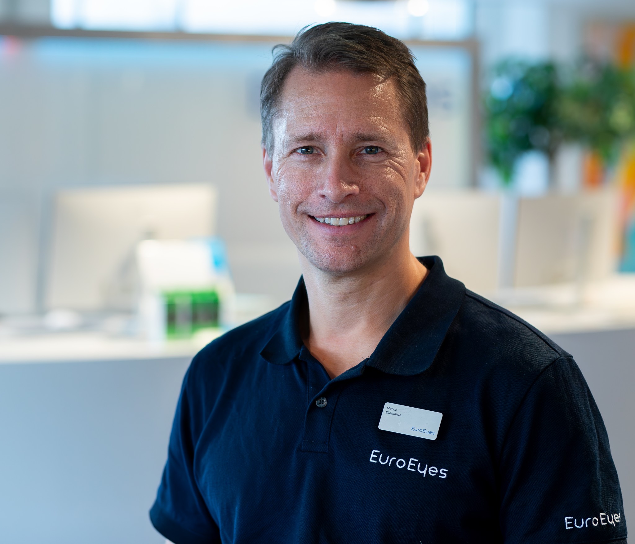Dr. Martin Severinsen er øjenkirurg og behandler primært på EuroEyes’ klinik i Parken i København. Han hartidligere været ledende overlæge og ståeti spidsen for øjenafdelingen på Hillerød Sygehus, hvor han havde det overordnede ansvar for avancerede linseoperationer.