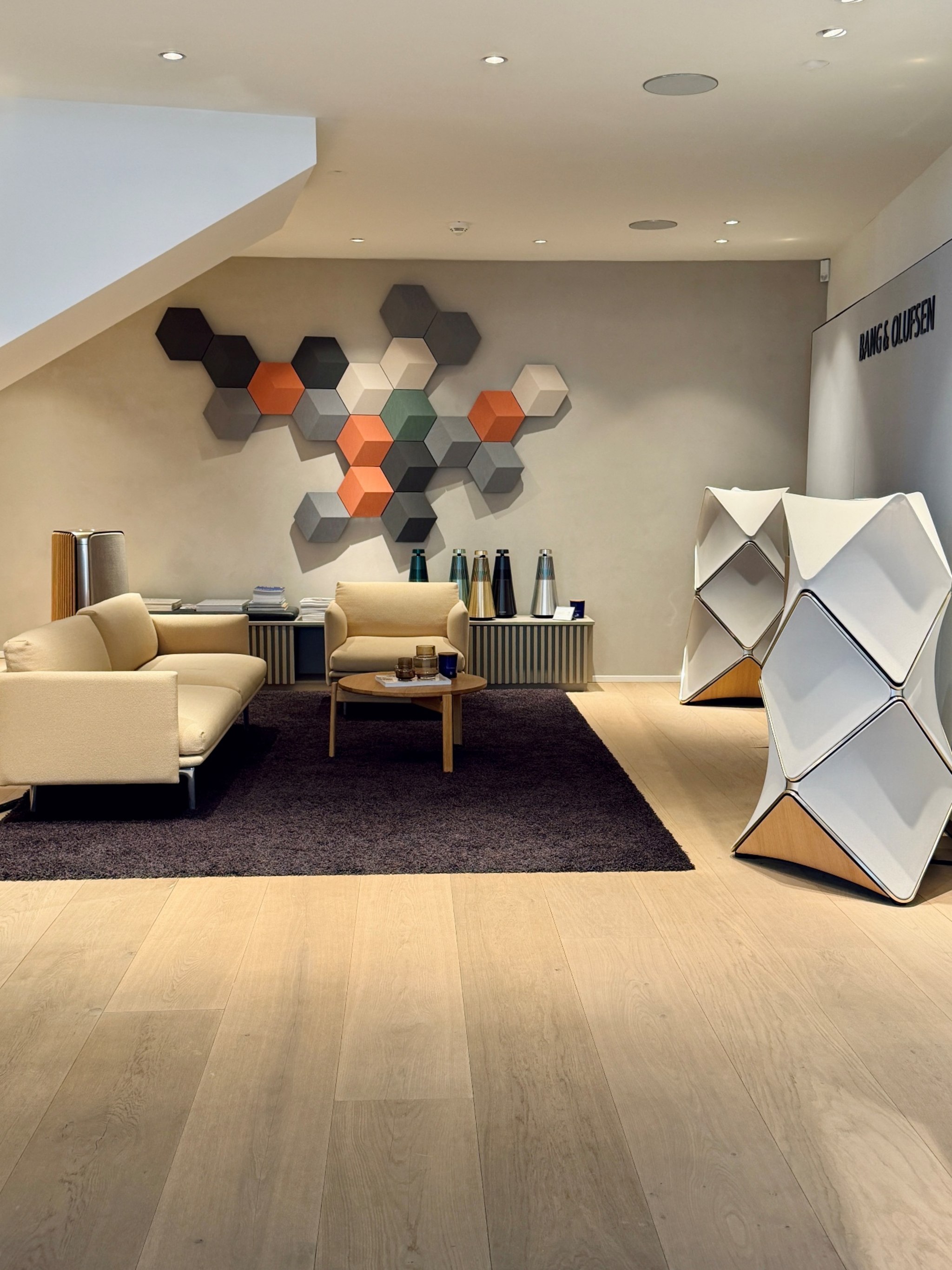 Hos Bang & Olufsen Odense er der altid plads til at få en demonstration af vores uovertruffen lyd i vores forskellige zoner i butikken. Foto: Bang og Olufsen Drewsens