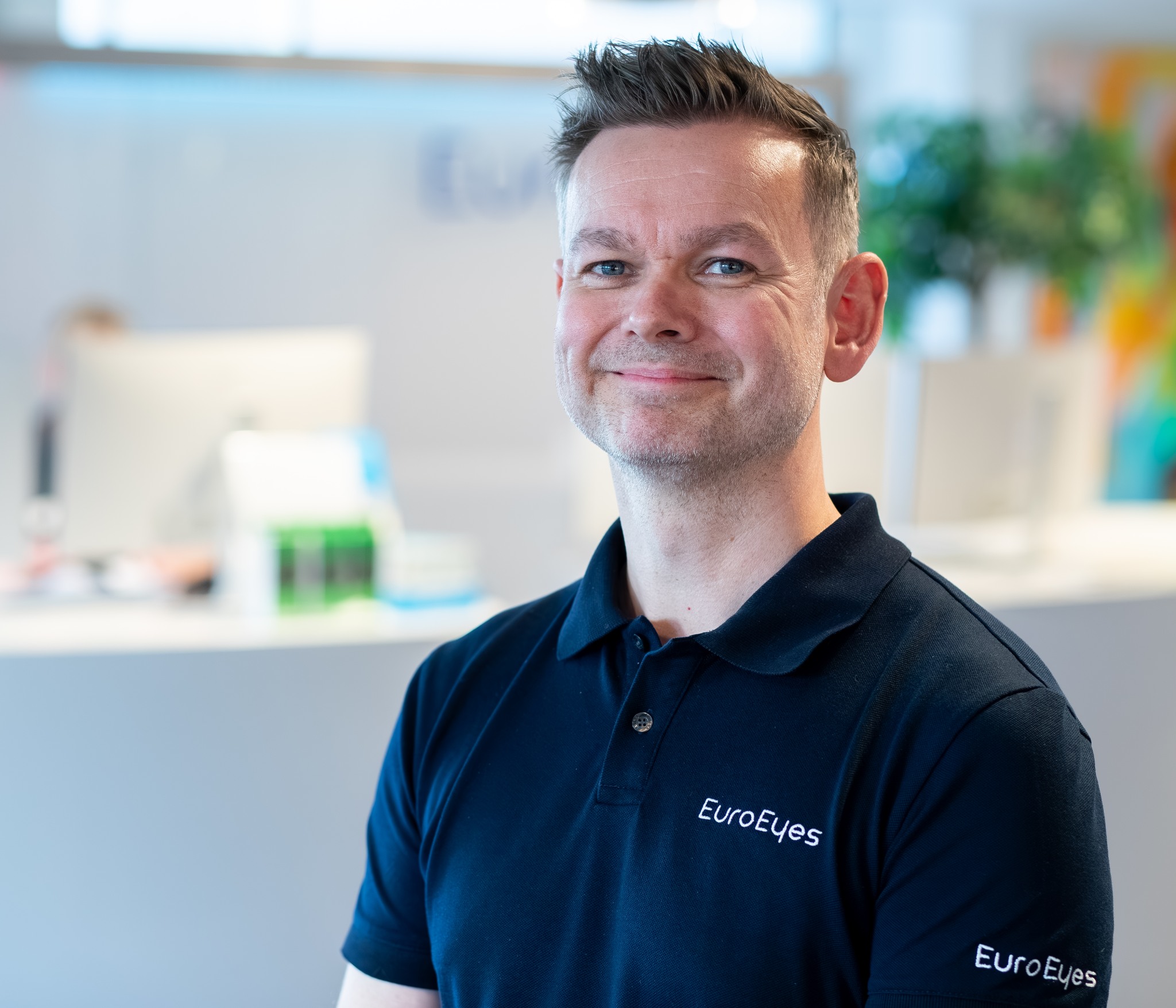 Anders Søndergaard Speciallæge i øjensygdomme, ph.d. og øjenkirurg. Medicinsk leder for EuroEyes i Jylland. Tidligere overlæge ved Vejle Sygehus og videreuddannet hos EuroEyes i moderne synskorrigerende kirurgi