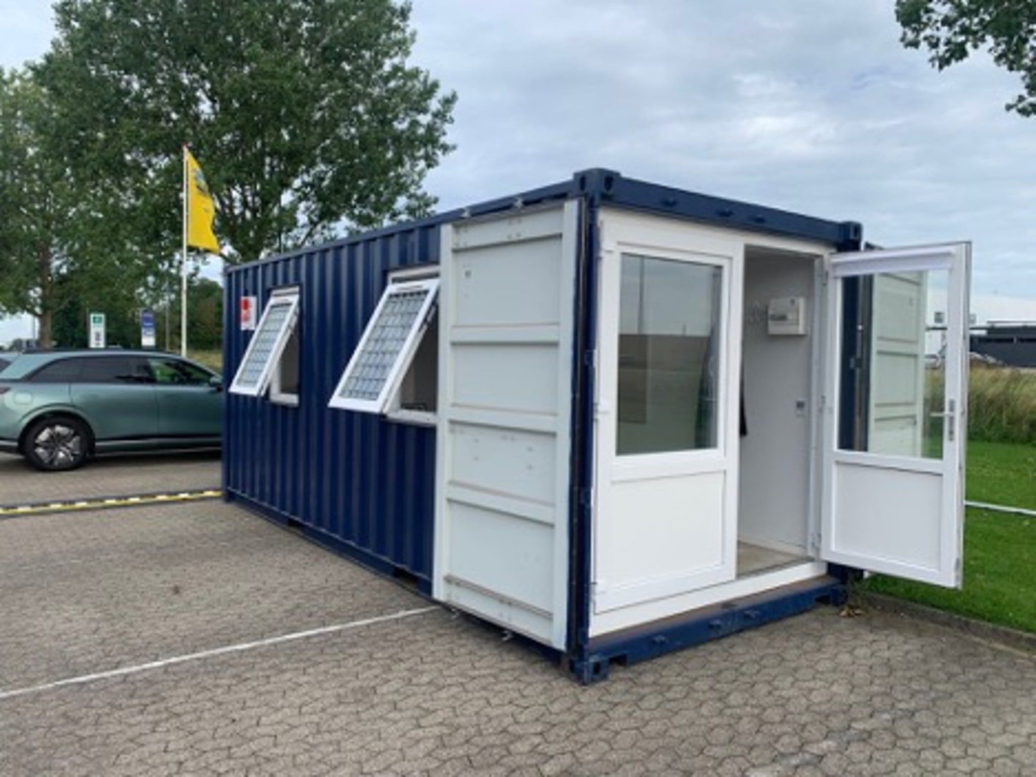 XPENG P7 parkeret foran skurvognen med vingedørene slået ud var godt til blikfang i de tidlige dage.
